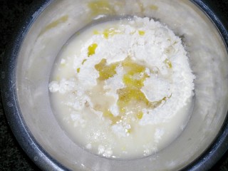 1、鲜虾杂蔬披萨,将材料混合