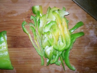 5、鲜虾杂蔬披萨,青椒洗净切丝