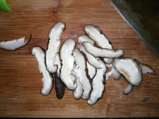 7、鲜虾杂蔬披萨,香菇洗净切片