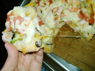 11、鲜虾杂蔬披萨,最喜欢芝士长长的拉丝