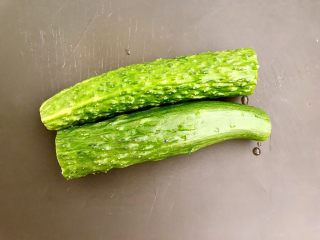 1、减肥菜品  老醋蛰头,黄瓜清洗干净