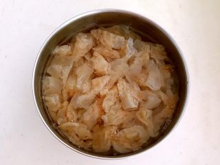 6、减肥菜品  老醋蛰头,浸泡好的蛰头切成小块，用70度左右热水倒入盆中把蛰头烫一下