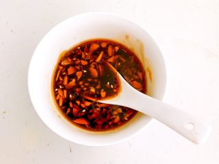 14、减肥菜品  老醋蛰头,调匀，碗汁做好了