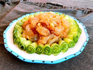 16、减肥菜品  老醋蛰头,把调好味的蛰头放入盘中，老醋蛰头做好了