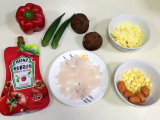 1、南极磷虾吐司披萨,准备好需要的食材。