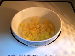 3、南极磷虾吐司披萨,在放有玉米粒的碗内加入适量的水，盖好盖子，放在微波炉中加热2分钟至熟。