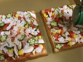 9、南极磷虾吐司披萨,撒上少许黑胡椒粉。