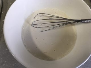 2、奶黄冰皮月饼,加入牛奶,用手抽搅拌至粉类全部融化。