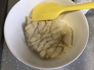 5、奶黄冰皮月饼,将蒸好的冰皮用刮刀切割成小块,放置不烫手,用手揉置油全部吸收