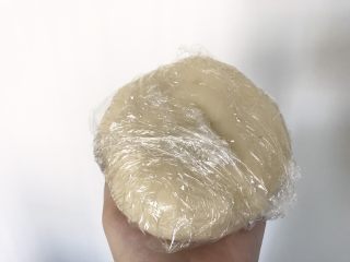 6、奶黄冰皮月饼,包上保鲜膜,放凉备用。