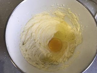 7、奶黄冰皮月饼,依次加入4个鸡蛋,开动电动打蛋器打发,到加入第4个鸡蛋时会出现油水分离,没有关系