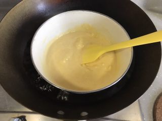 12、奶黄冰皮月饼,蒸了两个5分钟后就不用再盖锅盖了,用刮刀不断搅拌至水份全部蒸干。奶黄馅要蒸的干一些,不停搅拌。注意别被烫到了。