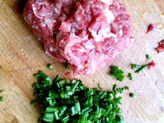 1、苏式榨菜鲜肉月饼,猪肉剁成肉沫。小葱切葱花。