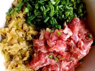 3、苏式榨菜鲜肉月饼,肉末，榨菜，葱花放入盆中。