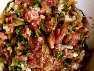 5、苏式榨菜鲜肉月饼,搅拌好的肉馅。