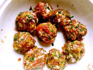 6、苏式榨菜鲜肉月饼,把肉馅分成九等份，搓成丸子备用。