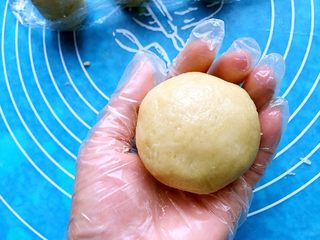 18、苏式榨菜鲜肉月饼,包好后月饼胚外皮要光滑，不能有裂缝，不然烘烤的过程肉馅就流出来了。