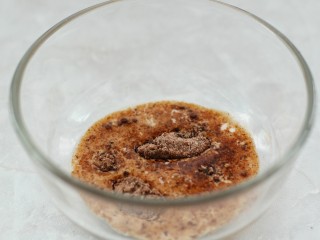 2、咖啡海盐曲奇,将牛奶加热至烫手状态，倒入咖啡粉中