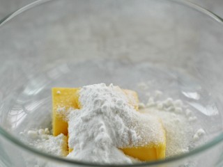 4、咖啡海盐曲奇,黄油室温软化后加入细砂糖、糖粉和海盐