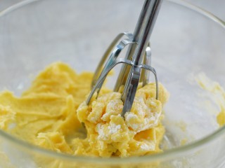 5、咖啡海盐曲奇,先用打蛋头把所有食材搅拌均匀，避免打发时黄油飞溅