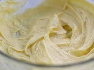 6、咖啡海盐曲奇,再启动打蛋器把黄油打至蓬松、发白状态