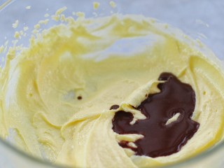 7、咖啡海盐曲奇,倒入搅拌好的咖啡