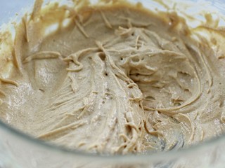 8、咖啡海盐曲奇,继续用打蛋器把咖啡和黄油搅打均匀