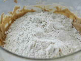 9、咖啡海盐曲奇,筛入低筋面粉