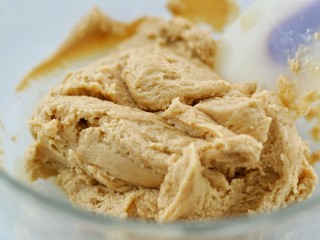 10、咖啡海盐曲奇,用刮刀翻拌至无干粉状态