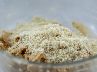 11、咖啡海盐曲奇,倒入杏仁粉