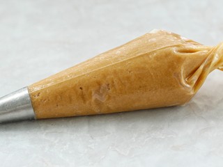 13、咖啡海盐曲奇,把裱花嘴装进裱花袋里，再把面糊装入裱花袋中