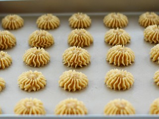 14、咖啡海盐曲奇,在烤盘上依次挤出曲奇花纹