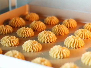 16、咖啡海盐曲奇,把曲奇放入中层烤15-20分钟