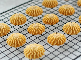 17、咖啡海盐曲奇,烤好后移至烤网晾凉食用