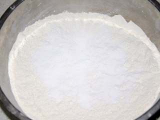 1、家常油条怎么炸 老师傅分享的方子 让你在家轻松做出好吃的油条,称好面粉和泡打粉，放入和面盆中，先用手将其拌匀。