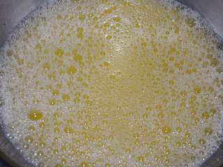 3、家常油条怎么炸 老师傅分享的方子 让你在家轻松做出好吃的油条,将液体搅拌均匀，直到食盐融化就可以了，不用过度搅拌。