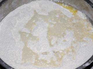 4、家常油条怎么炸 老师傅分享的方子 让你在家轻松做出好吃的油条,将搅匀的液体倒入拌匀的粉类中，用手轻轻的朝一个方向翻拌。