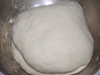 6、家常油条怎么炸 老师傅分享的方子 让你在家轻松做出好吃的油条,揣面3-5分钟就会开始变得光滑，由于油条面水量比较多，所以刚开始会有点粘手，不过面团变光滑后就不粘手了。第一次揣面完成后盖上保鲜膜防止表面干燥结皮，静置30分钟进行第二次揣面，然后再静置30分钟之后进行第三次揣面。