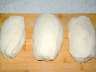 8、家常油条怎么炸 老师傅分享的方子 让你在家轻松做出好吃的油条,把揣好的面团分成3份。