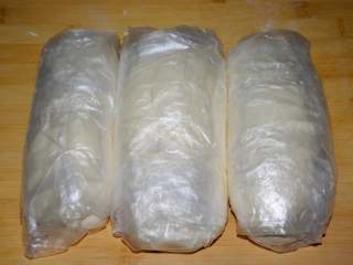 9、家常油条怎么炸 老师傅分享的方子 让你在家轻松做出好吃的油条,用食品袋包裹起来，放到冰箱冷藏层8-12小时，一般都是在前一天晚上和好面，第二天早上炸，晚上的时间刚好用来醒面。