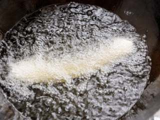 14、家常油条怎么炸 老师傅分享的方子 让你在家轻松做出好吃的油条,油锅烧到180-200度之间，拿起一个油条胚，从靠近两端处轻轻向两头拉开，保持均匀拉长炸出来才能粗细一致。