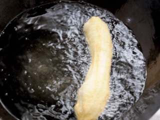 15、家常油条怎么炸 老师傅分享的方子 让你在家轻松做出好吃的油条,下锅后能在5秒钟左右浮起来，说明油温就是合适的，浮起来之后用筷子不停的翻动，让两面都均匀受热，油条便会迅速的膨胀开来，待整体都炸到颜色金黄，就可以捞出控油了。