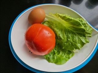 2、了不起的小番茄  番茄土司三明治,准备鸡蛋，番茄，生菜，洗净备用。