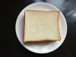 3、了不起的小番茄  番茄土司三明治,准备土司。