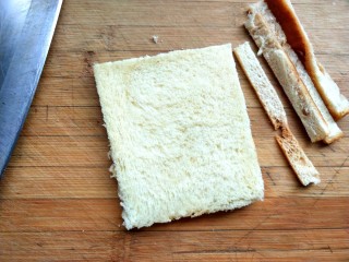 4、了不起的小番茄  番茄土司三明治,将土司四边切去。