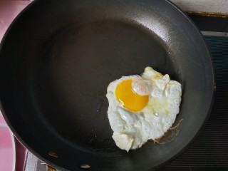 5、了不起的小番茄  番茄土司三明治,将鸡蛋煎熟。