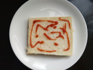 6、了不起的小番茄  番茄土司三明治,取一片土司，挤上番茄酱。