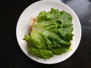 7、了不起的小番茄  番茄土司三明治,放一片生菜。