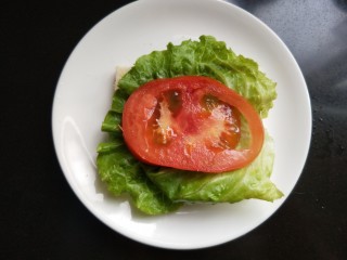 8、了不起的小番茄  番茄土司三明治,放一片番茄。