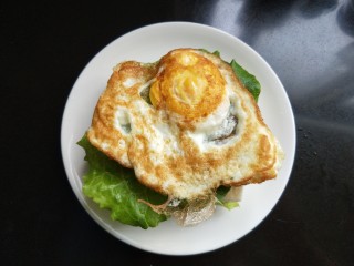 9、了不起的小番茄  番茄土司三明治,再放一片抹上番茄酱的土司，再放一片生菜，放鸡蛋。